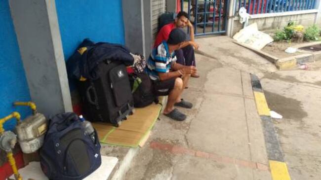 Un gran grupo de venezolanos duermen en la Terminal de Transporte de Barranquilla resguardándose del frío