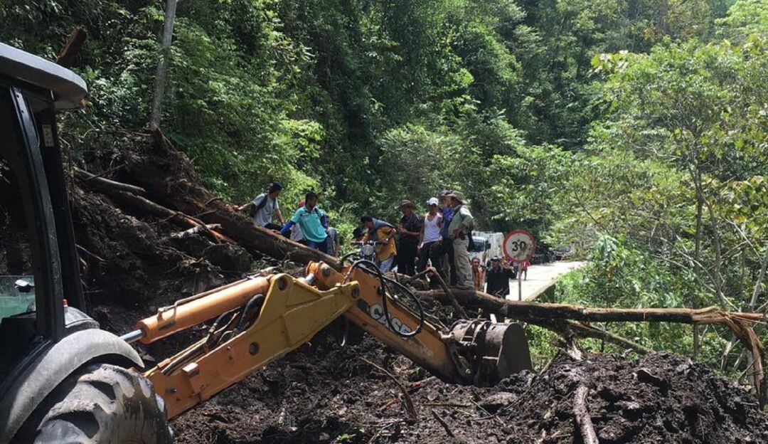 Las máquinas de las Alcaldías y la Gobernación trabajan en las vías.