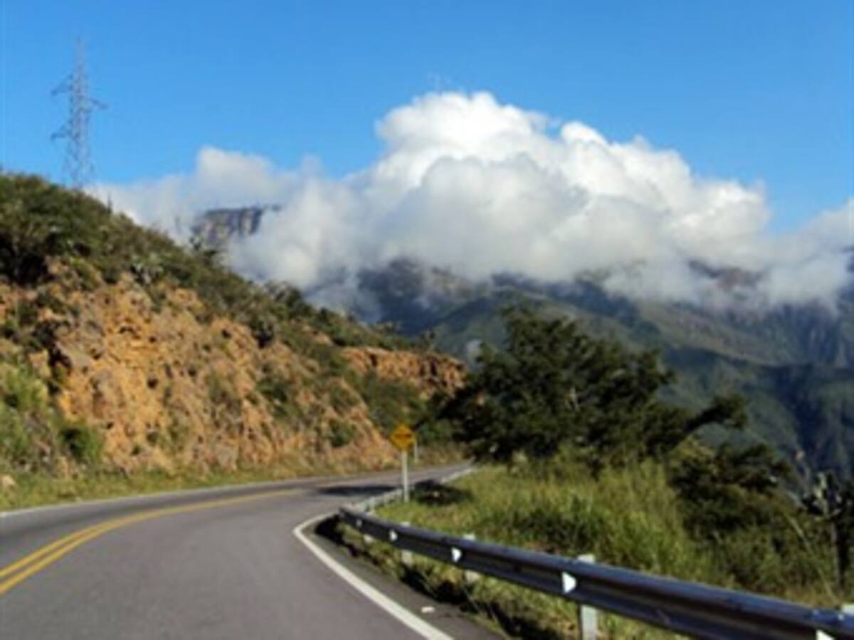 Firman convenios para favorecer con vías terciarias a campesinos colombianos