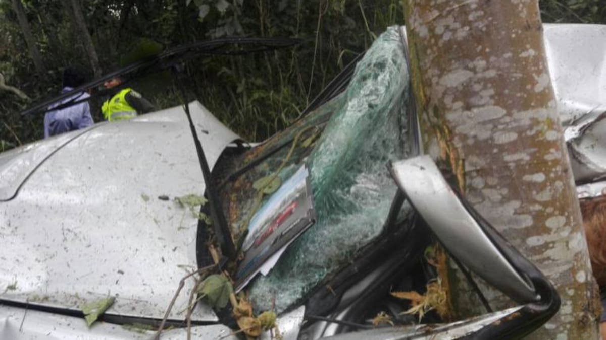 Un muerto y 4 heridos tras caída de un camión a un abismo en la vía Muzo-Quípama