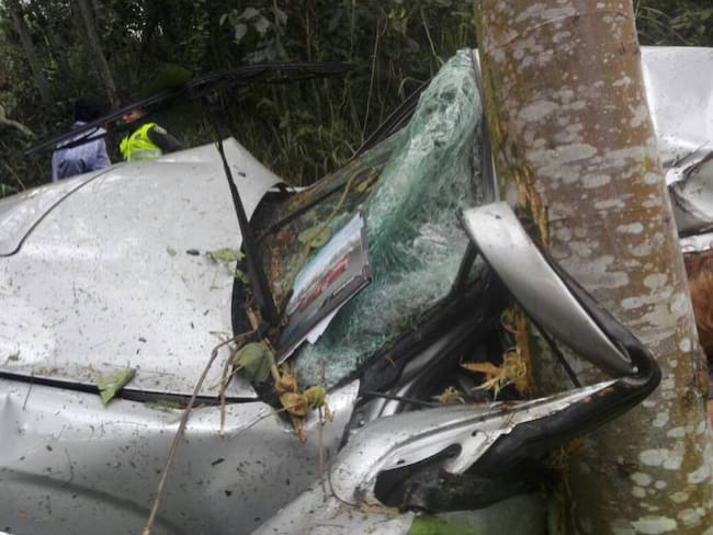 Una mujer se salvó de morir luego que su carro cayera a un abismo