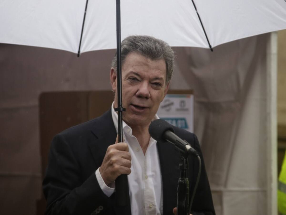 Liberación de exalcade León acerca la fase pública de diálogo de paz con ELN: Santos