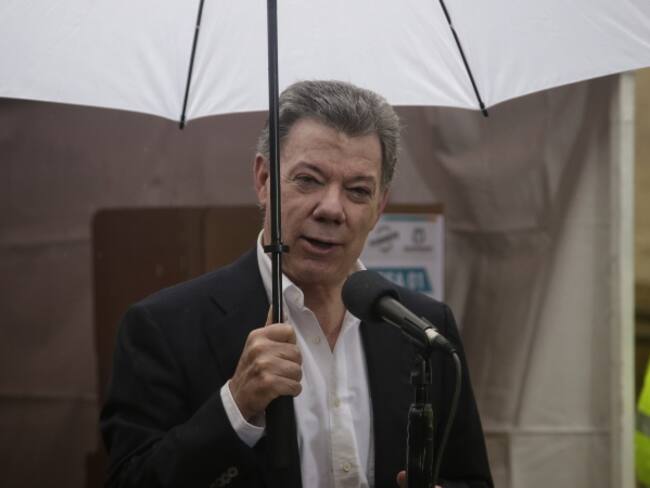 Liberación de exalcade León acerca la fase pública de diálogo de paz con ELN: Santos