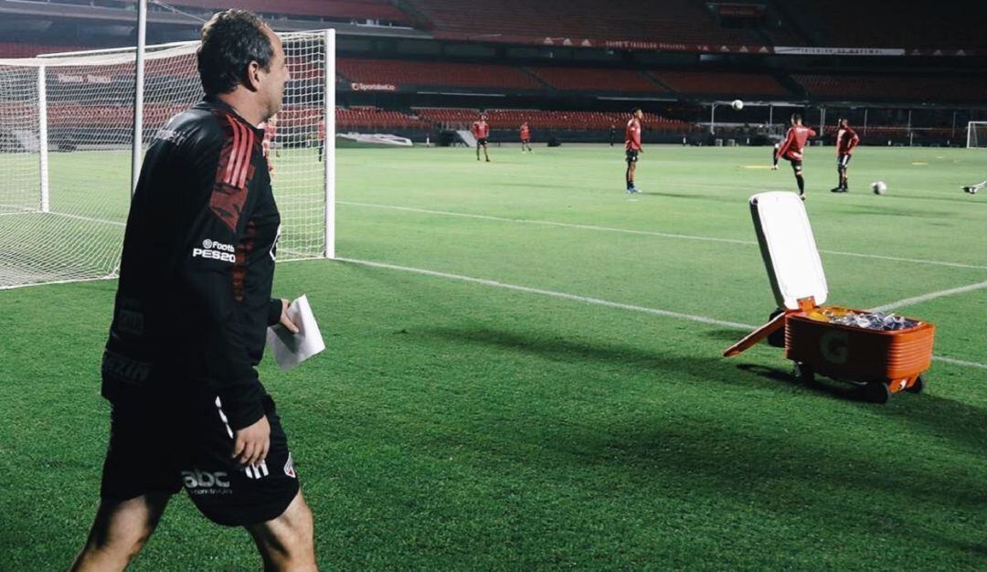Rogerio Ceni en su primer día como nuevo DT de Sao Paulo.
