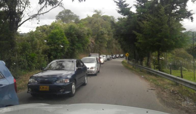 Nuevamente la vía de acceso a Salento colapso debido a la cantidad de vehículos para ingresar