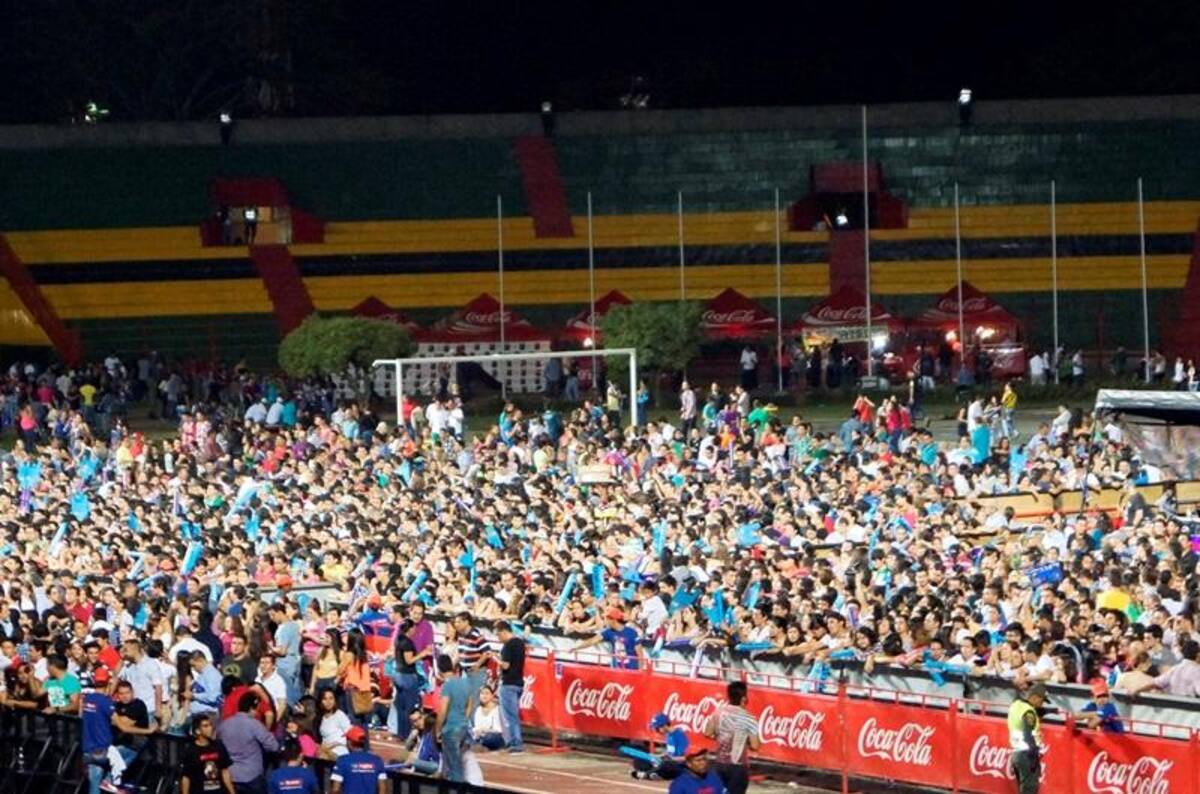 Las primeras imágenes son del Estadio Alfonso López, sede del Atlético Bucaramanga, donde miles de personas fueron llegando poco a poco para ver el último concierto de la gira de Juanes.