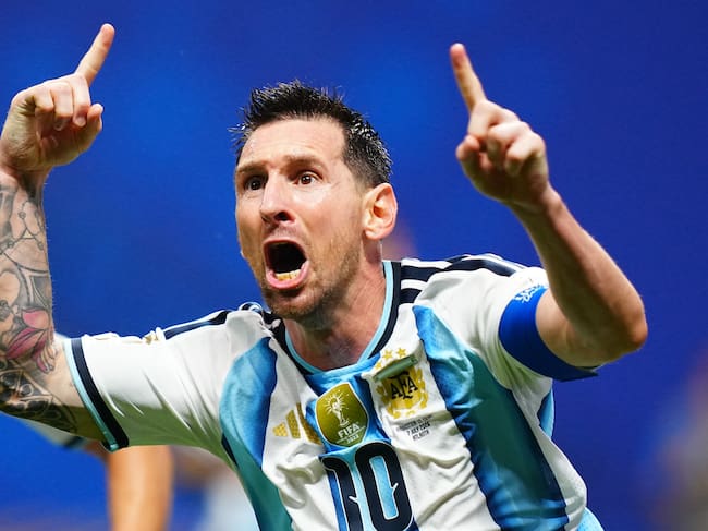Lionel Messi clasifica a Argentina para los cuartos de final. (Photo by Evrim Aydin/Anadolu via Getty Images)