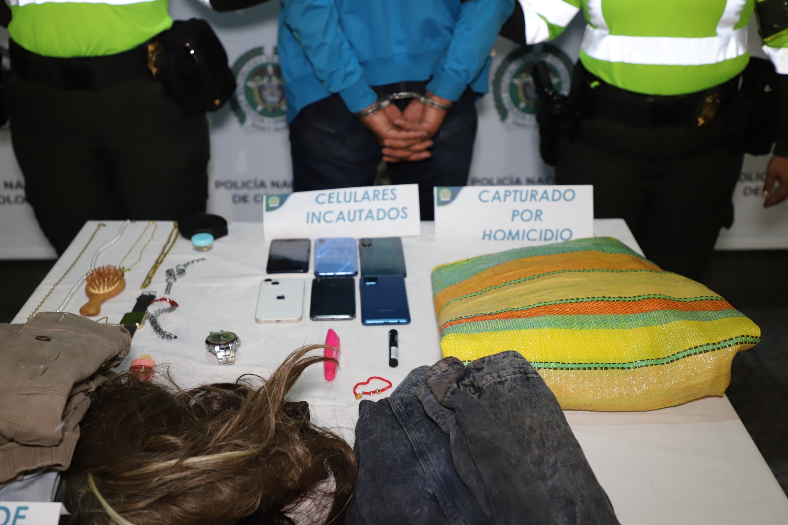 Hombre capturado por el presunto feminicidio de una joven en Medellín. Foto: Alcaldía.