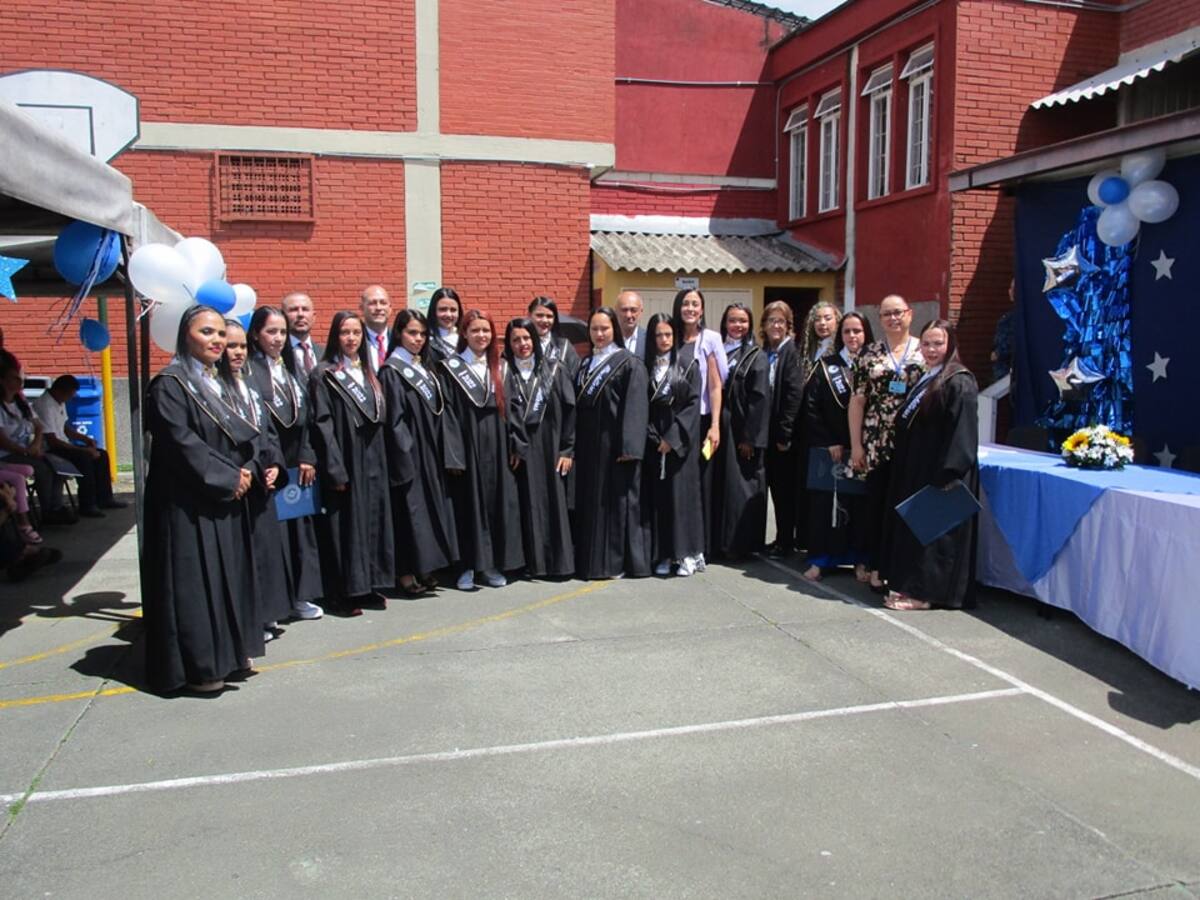 Con toga y birrete se graduaron como bachilleres en las cárceles de Armenia