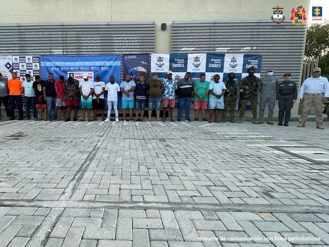 Cae la presunta banda&#039;La agencia: 24 presuntos integrantes fueron capturados y judicializados, entre ellos cinco funcionarios de la Armada Nacional y uno de Migración Colombia.