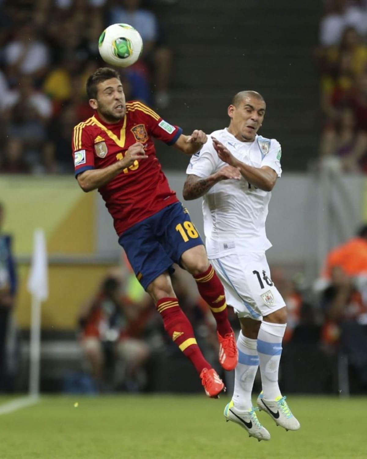 Alba y Pereira en acción en Recife. Foto: EFE