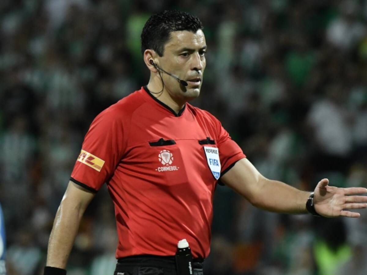 Árbitro chileno pitará la final de Boca Juniors y River Plate