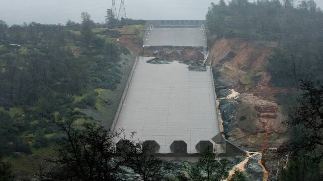 Rompimiento de la represa cercana a Oroville en California.