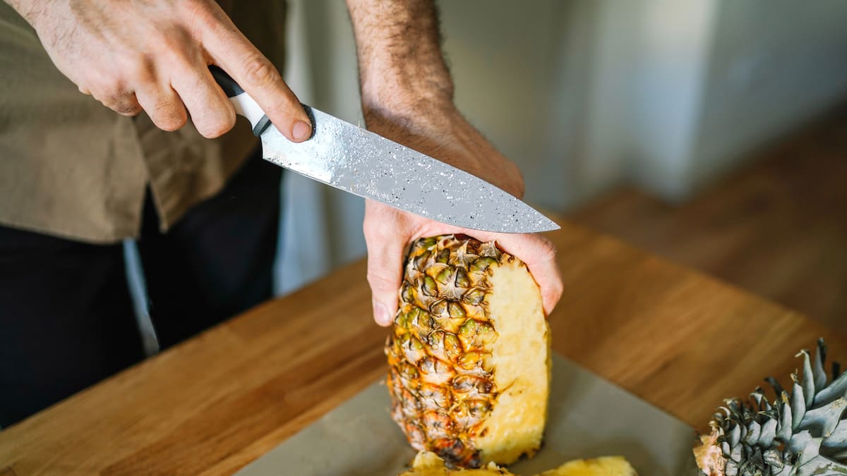 Hipertensión, colesterol, anemia y más: enfermedades que la piña ayuda a prevenir, ¿cómo?
