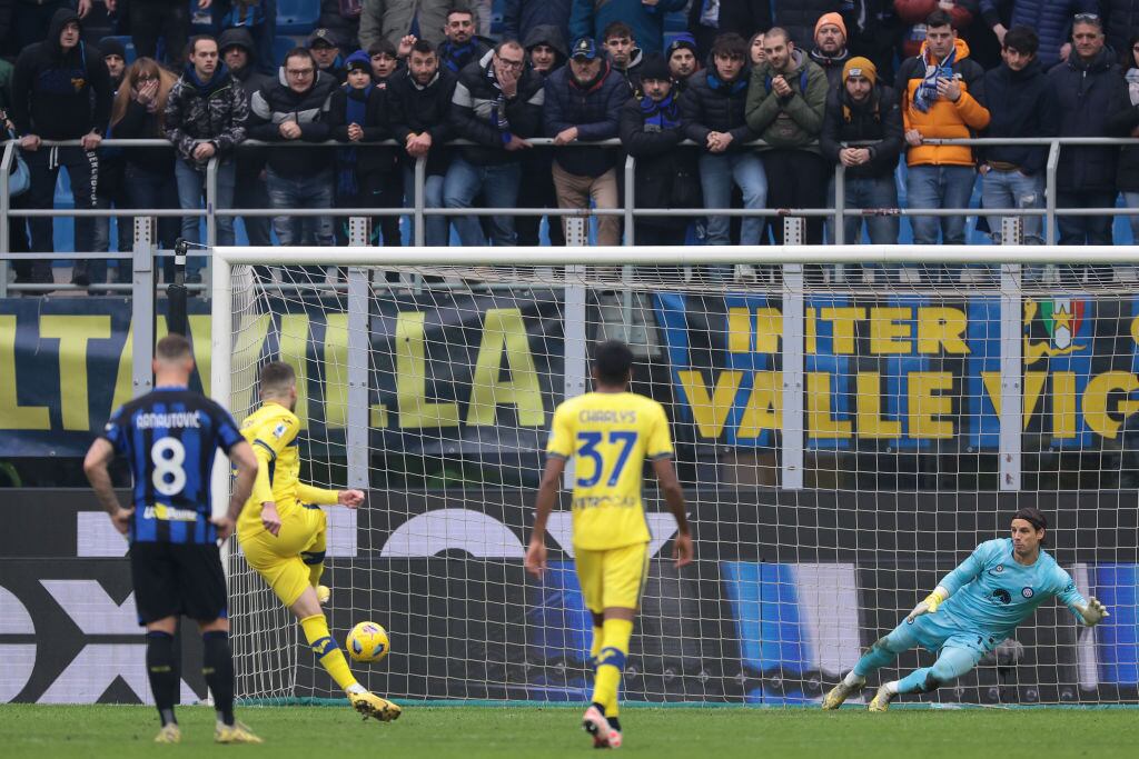 Penal de Thomas Henry con el Hellas Verona | Foto: Jonathan Moscrop/Getty Images
