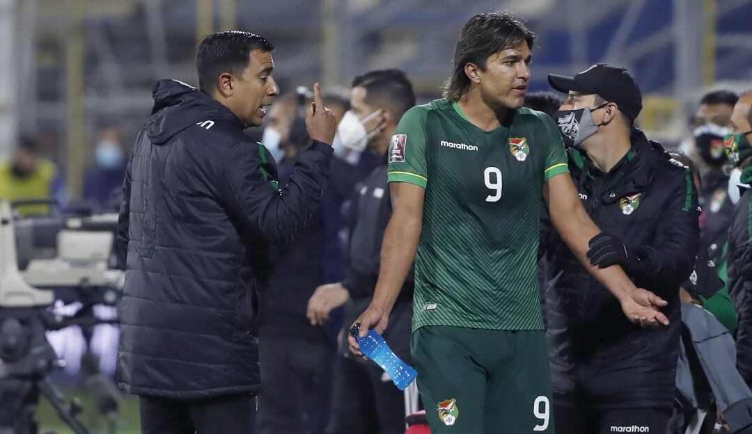 César Farías, DT de Bolivia, junto a Marcelo Moreno Martins.