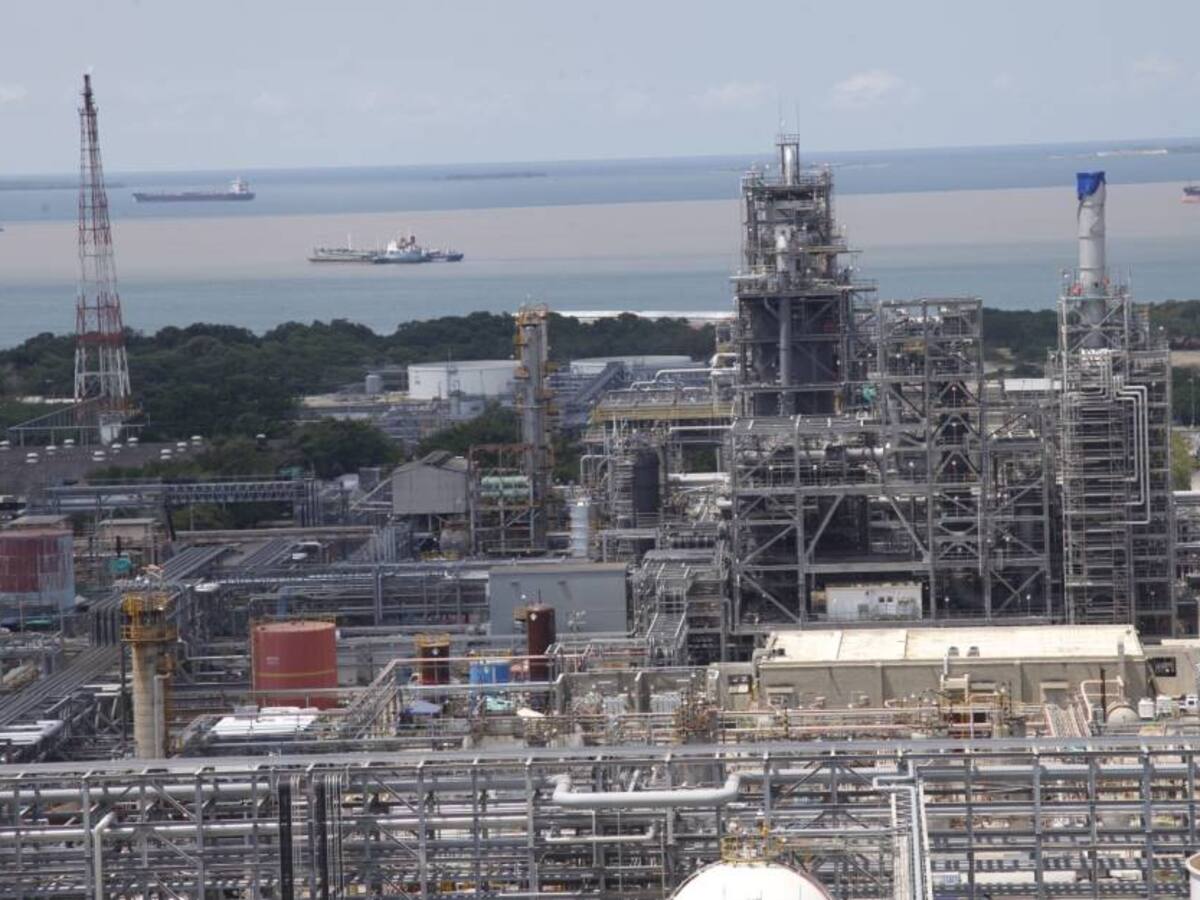 Condenan a cinco años y cuatro meses de prisión a dos expresidentes de Reficar