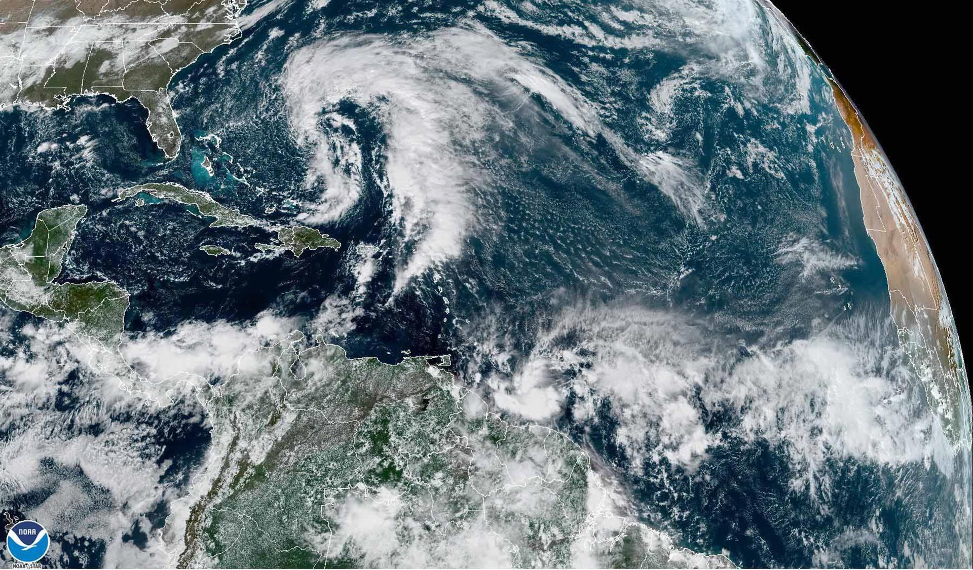 La tormenta subtropical Nicole, formada al este de las islas Bahamas, llegará a ser un huracán cuando se acerque el próximo miércoles a ese archipiélago antes de llegar a la costa este de Florida (EEUU) con vientos y lluvias fuertes y acompañada de una marejada ciclónica peligrosa. EFE/NOAA-NHC