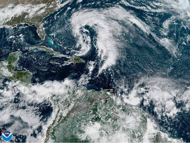 La tormenta subtropical Nicole, formada al este de las islas Bahamas, llegará a ser un huracán cuando se acerque el próximo miércoles a ese archipiélago antes de llegar a la costa este de Florida (EEUU) con vientos y lluvias fuertes y acompañada de una marejada ciclónica peligrosa. EFE/NOAA-NHC