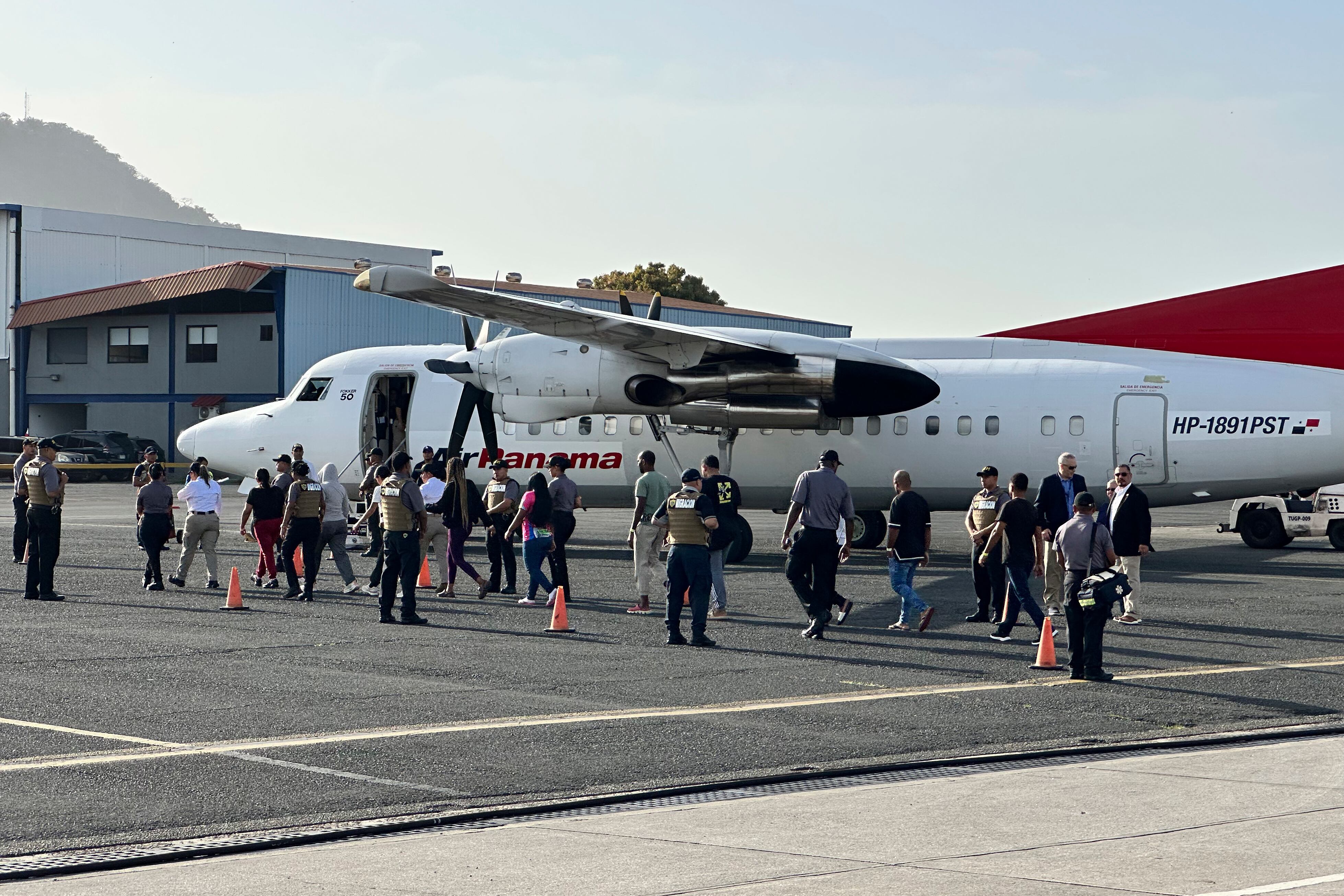 AME6577. CIUDAD DE PANAMÁ (PANAMÁ), 03/02/2025.- Migrantes esperan para subir a un avión para un vuelo de deportación de Panamá a Colombia este lunes, en el Aeropuerto Internacional Marcos A. Gelabert en la Ciudad de Panamá (Panamá). El secretario de Estado de Estados Unidos, Marco Rubio estuvo presente en el proceso de deportación de migrantes desde Panamá hacia Colombia, que forma parte de un acuerdo con los Estados Unidos para costear esas repatrIaciones.En este vuelo devolvieron a 43 colombianos, 32 hombres y siete mujeres, entre deportados y expulsados, por delitos como trata de personas, agresión sexual, relacionados con drogas y evasión de puestos de control fronterizos, según la información oficial suministrada. EFE/ Bienvenido Velasco