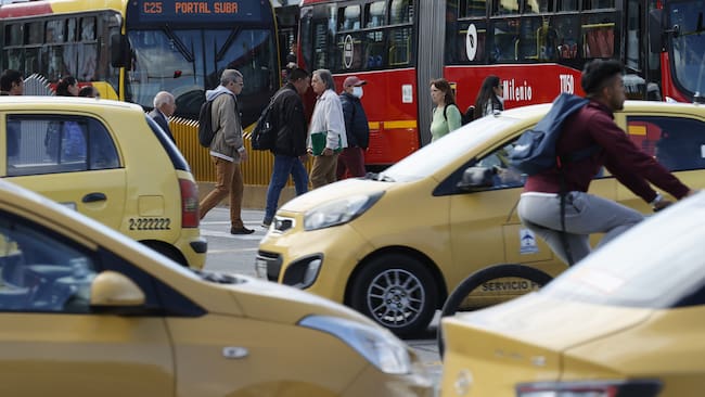 AME7677. BOGOTÁ (COLOMBIA), 06/02/2025.- Personas caminan cerca a una estación de Transmilenio durante el 'día sin carro y sin moto' este jueves, en Bogotá (Colombia). Las calles de Bogotá amanecieron prácticamente vacías por el 'día sin carro y sin moto', que se lleva a cabo anualmente el primer jueves de febrero para crear conciencia sobre el impacto que los vehículos movidos con combustibles fósiles tienen en la contaminación del aire. EFE/ Mauricio Dueñas Castañeda