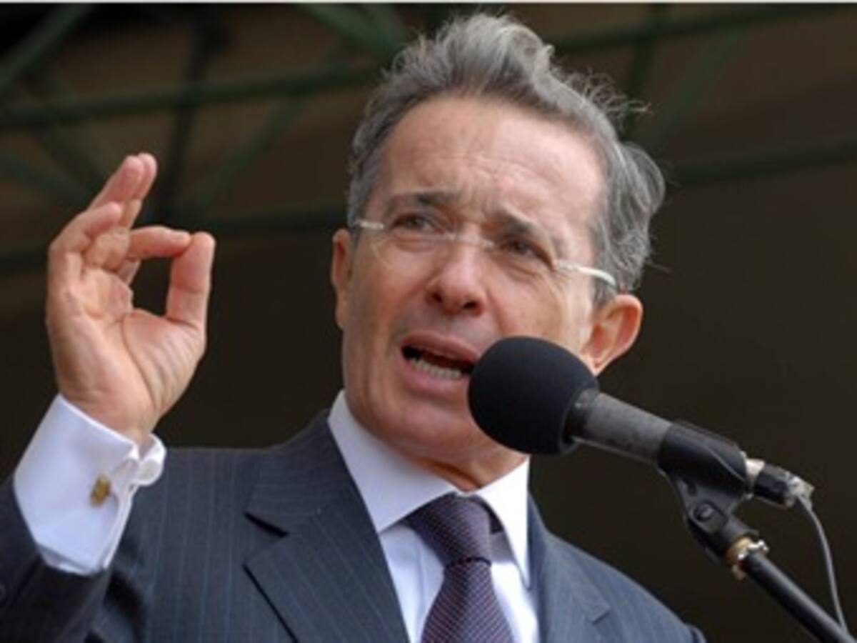 Uribe: el terrorismo quiere atacar a las autoridades 'utilizando tinterillos e idiotas útiles'