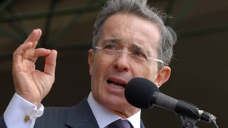 Uribe: el terrorismo quiere atacar a las autoridades 'utilizando tinterillos e idiotas útiles'