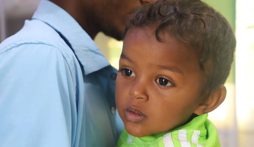 Niño en espera de revisión por sospecha de contagio con hepatitis infantil aguda.                 Foto: Getty 