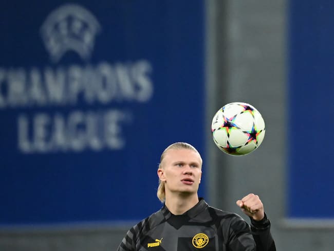 COPENHAGEN, DENMARK - OCTOBER 11: Manchester City&#039;s striker Erling Haaland warms up prior to the UEFA Champions League football match between FC Copenhagen and Manchester City at Parken Stadium in Copenhagen, Denmark, on October 11, 2022. (Photo by Sergei Gapon/Anadolu Agency via Getty Images)