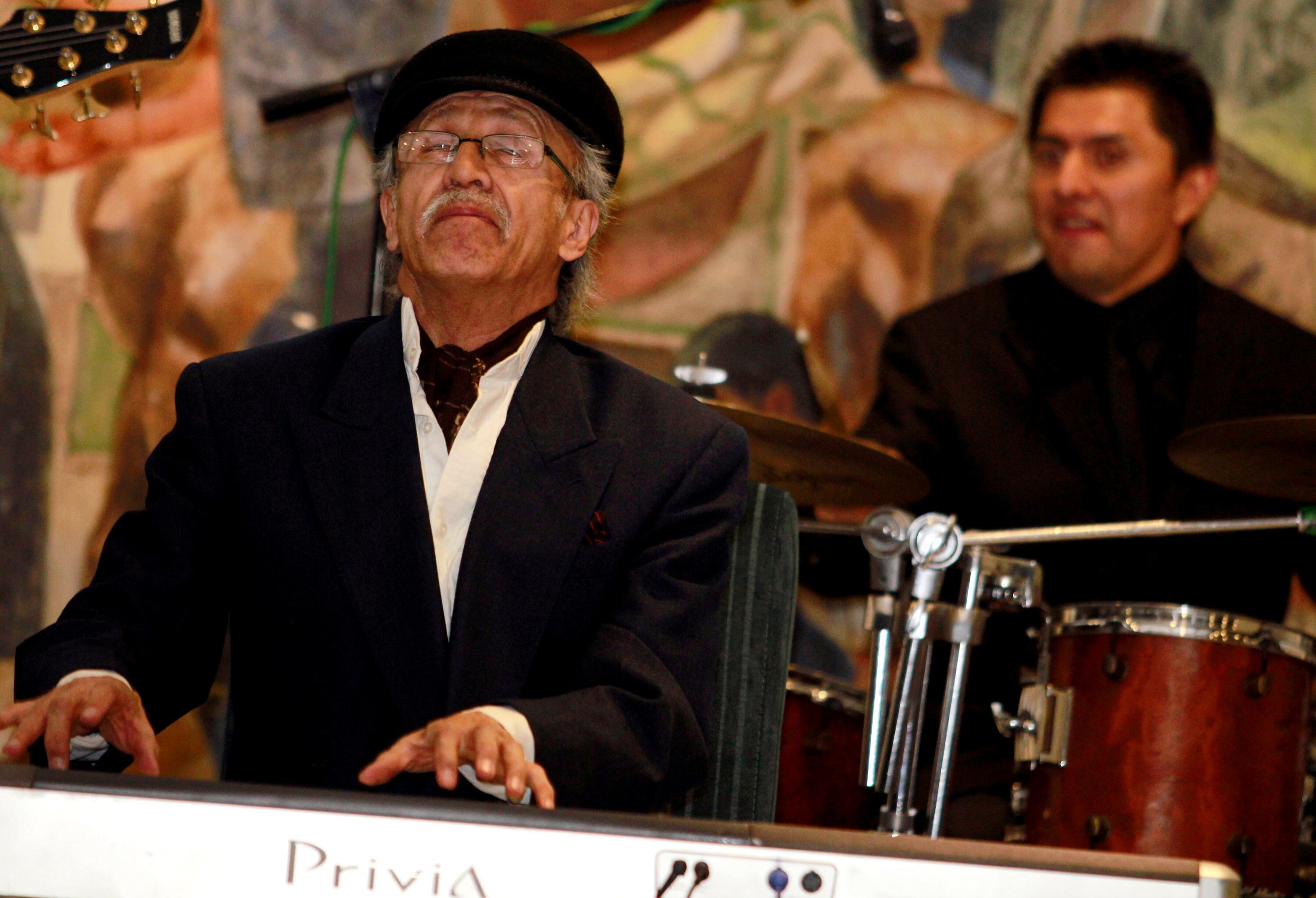 18 DE JULIO DEL 2013 BOGOTÁ.
En la noche del jueves en Bogotá, se realizó la presentación oficial de lo que será la cuarta edición del Cartagena de Indias Voces del Jazz Festival, que comenzará el próximo 27 de julio y se extenderá hasta el 4 de agosto. 
La fría noche capitalina, amenizada por el Sexteto de Edy Martínez, los organizadores de este sueño hecho realidad, un evento musical que le hacía falta a la bella Cartagena, dieron a conocer los detalles de lo que será la cita con los amantes de este género con más de cien años de historia y que suele nutrirse de los lugares y atmósferas del lugar donde es interpretado. ( FOTOS COLPRENSA -  RAÚL PALACIOS).