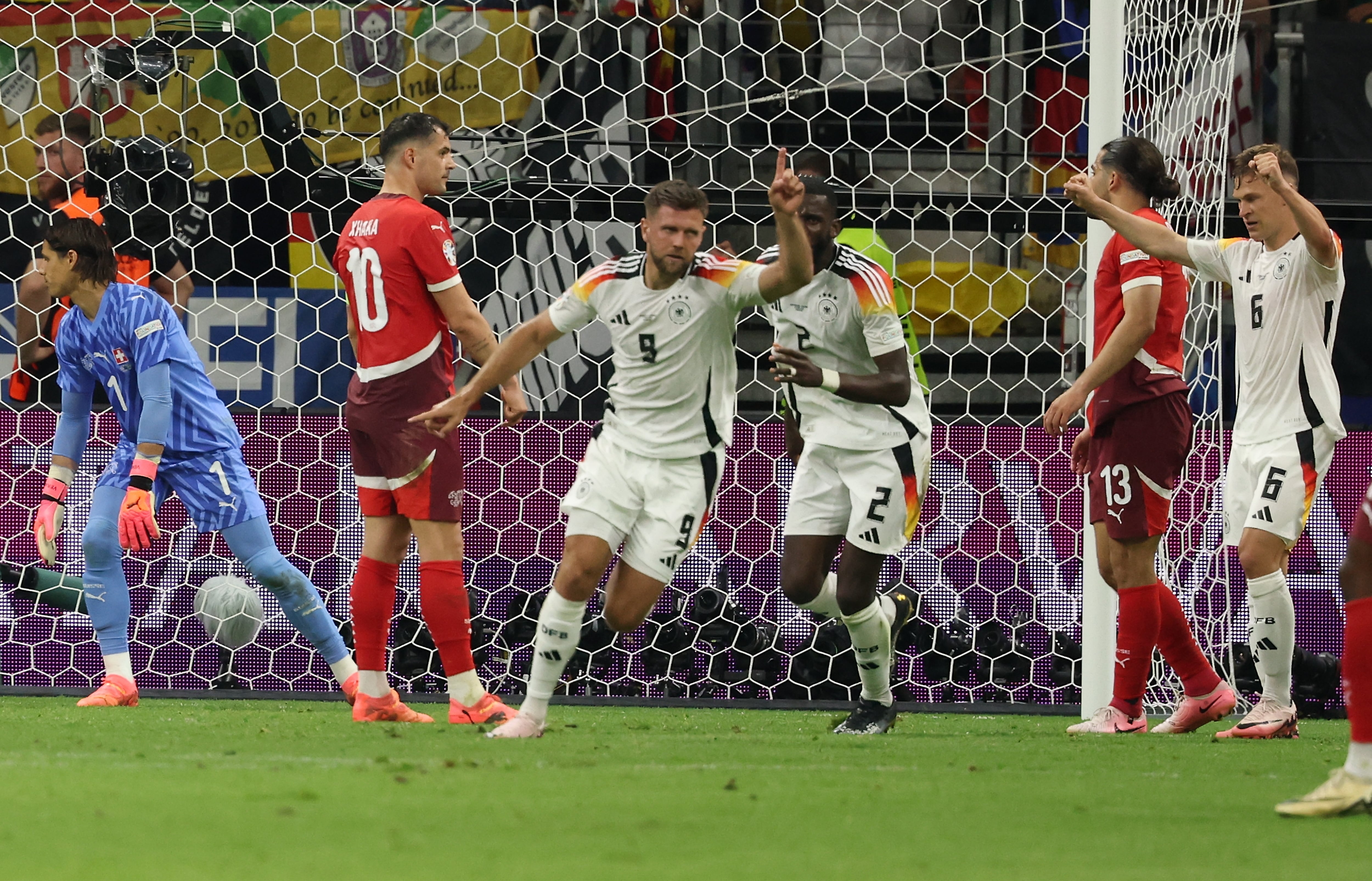 Frankfurt Am Main (Germany), 23/06/2024.- Niclas Fuellkrug of Germany (C) celebrates scoring the 1-1 during the UEFA EURO 2024 group A soccer match between Switzerland and Germany, in Frankfurt am Main, Germany, 23 June 2024. (Alemania, Suiza) EFE/EPA/FRIEDEMANN VOGEL