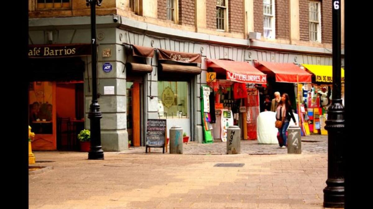 “La transitada esquina de Londres en Santiago, llena de colorido mañanero nos entrega la imagen de un activo despertar urbano”, comenta Gaby.