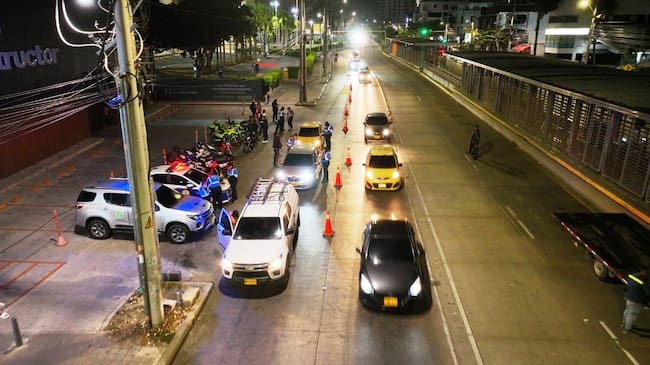 77 motocicletas y 10 automóviles. Además, 10 conductores dieron positivo en las pruebas de alcoholemia