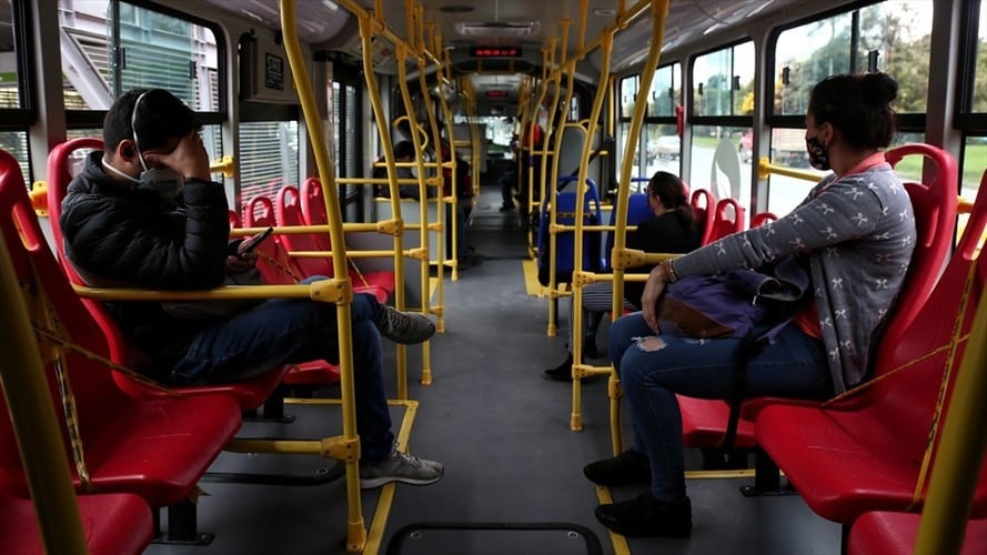 Interior de un bus del sistema Transmilenio. Foto: Colprensa / ÁLVARO TAVERA