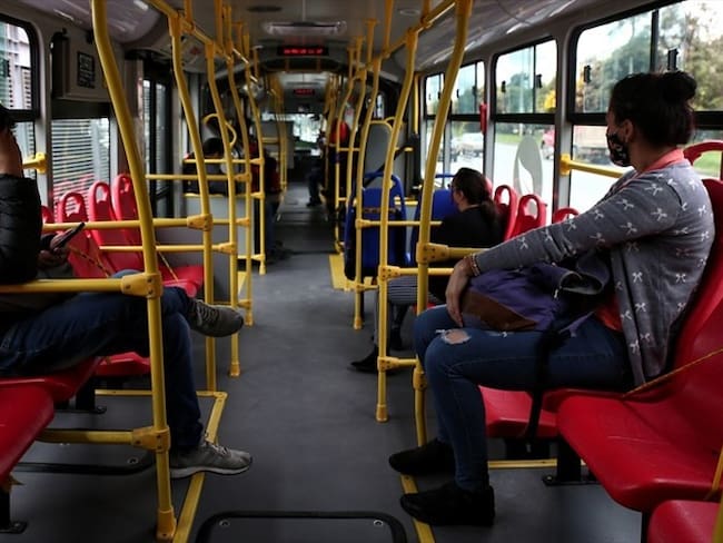 Interior de un bus del sistema Transmilenio. Foto: Colprensa / ÁLVARO TAVERA