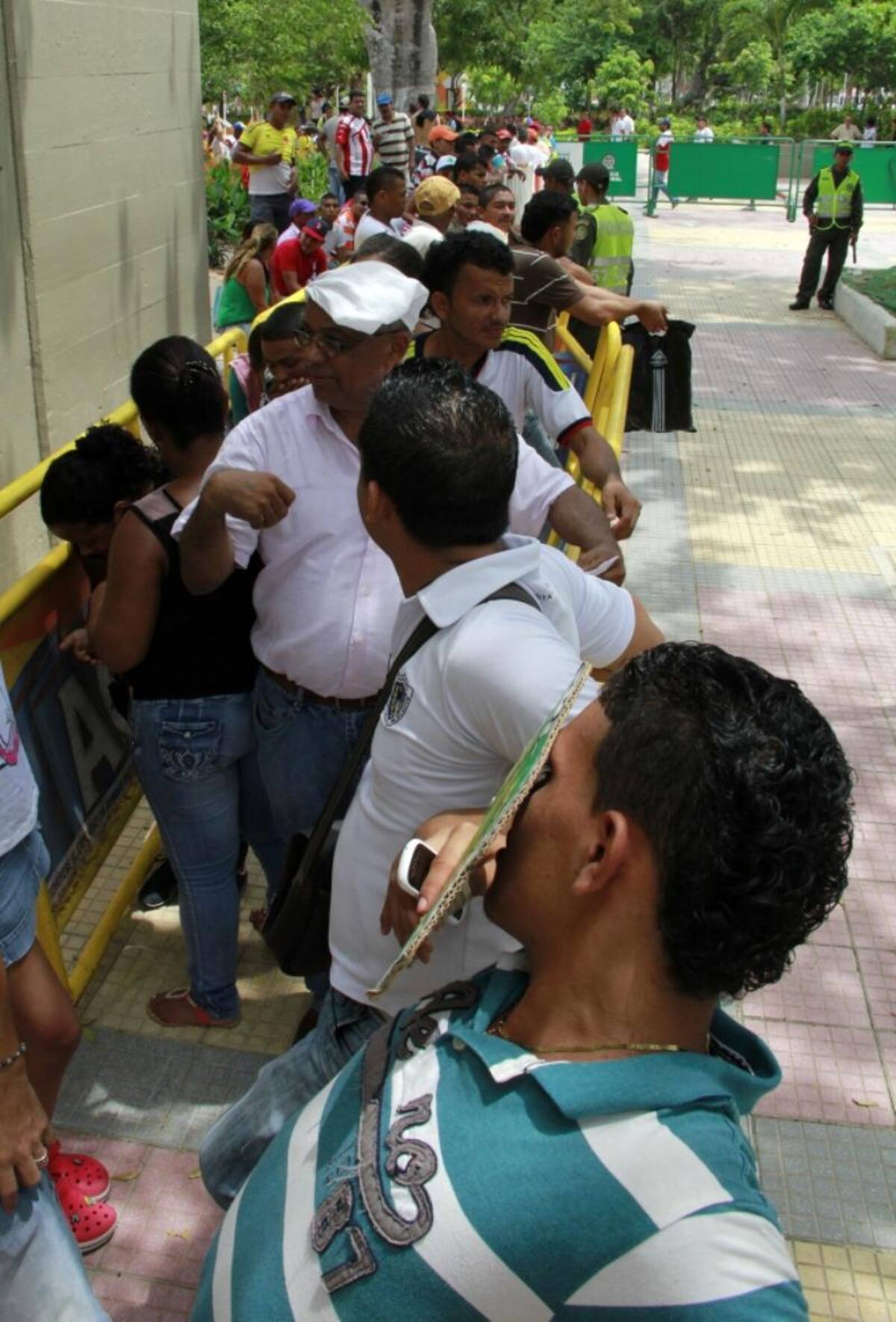 Los aficionados recibieron sus entradas en el coliseo de baloncesto Elías Chegwin para las tribunas laterales y en la oficina de Ossa y Asociados para oriental y occidental.