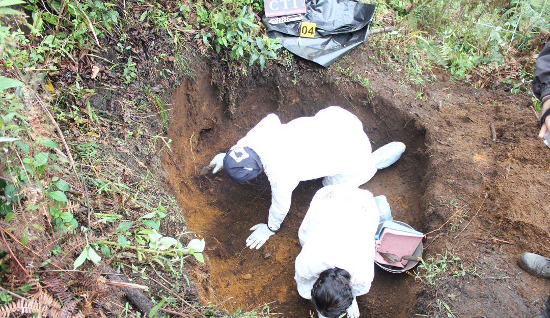 Momentos en que unidades del CTI de la Fiscalía trabajan para exhumar los restos encontrados
