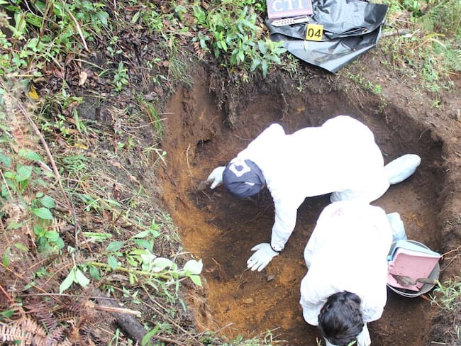 Momentos en que unidades del CTI de la Fiscalía trabajan para exhumar los restos encontrados
