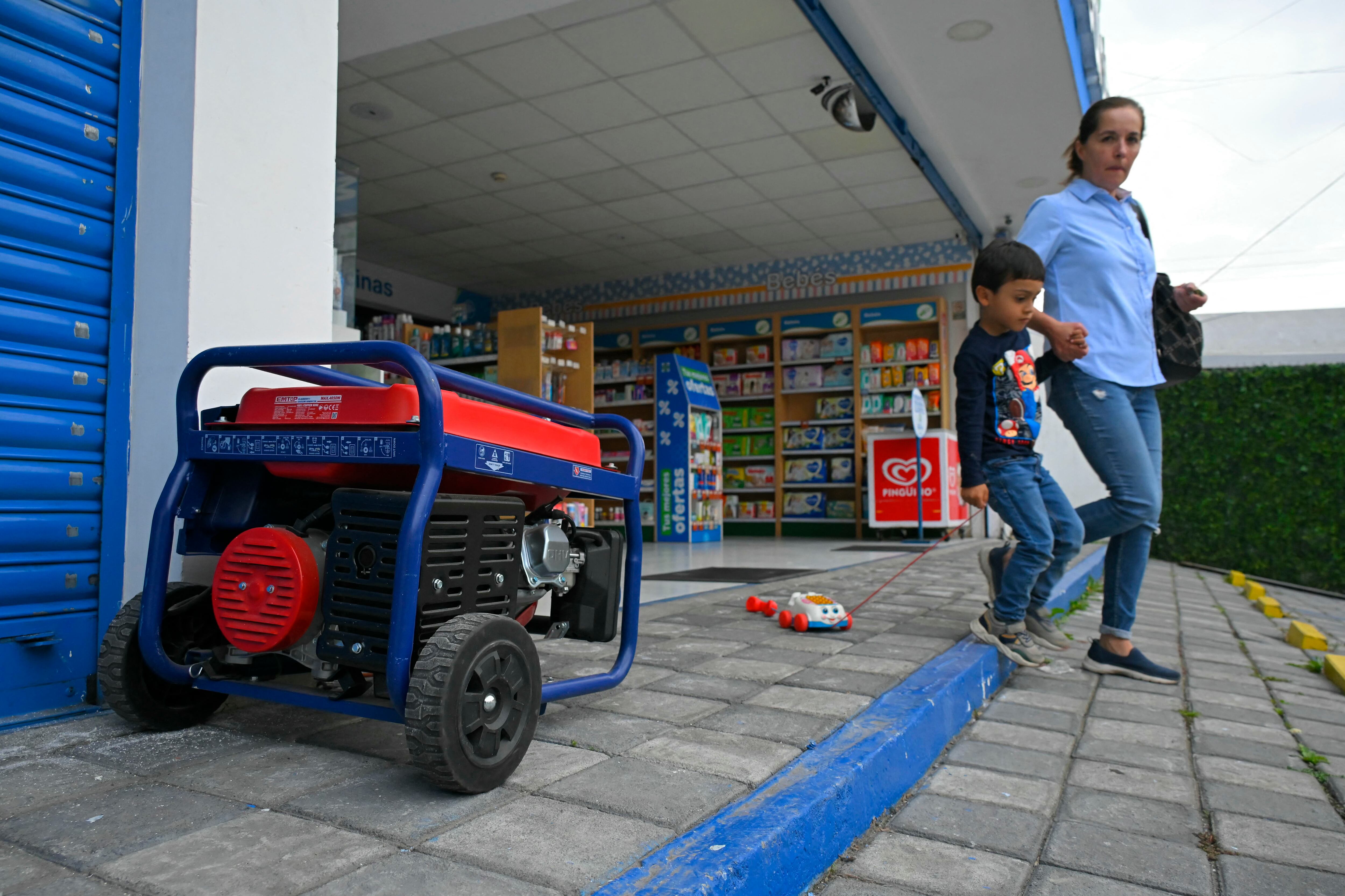 Uso de generadores de energía para mantener el funcionamiento de tiendas en Ecuador ante los apagones.
(Foto: RODRIGO BUENDIA/AFP via Getty Images)