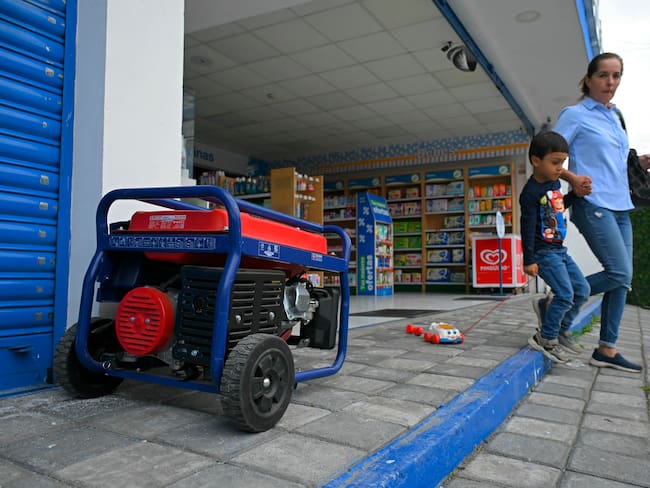 Uso de generadores de energía para mantener el funcionamiento de tiendas en Ecuador ante los apagones. 
(Foto:   RODRIGO BUENDIA/AFP via Getty Images)