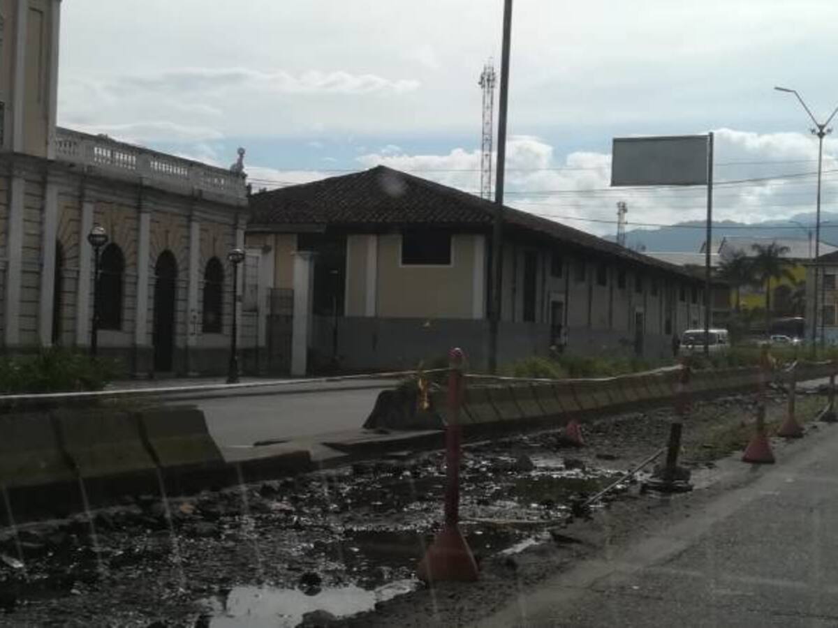Obras inconclusas y sin señalización en Armenia, trampas mortales