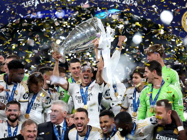 London (United Kingdom), 01/06/2024.- Real Madrid player Lucas Vazquez lifts the trophy as the team celebrate winning the UEFA Champions League final match of Borussia Dortmund against Real Madrid, in London, Britain, 01 June 2024. (Liga de Campeones, Rusia, Reino Unido, Londres) EFE/EPA/NEIL HALL