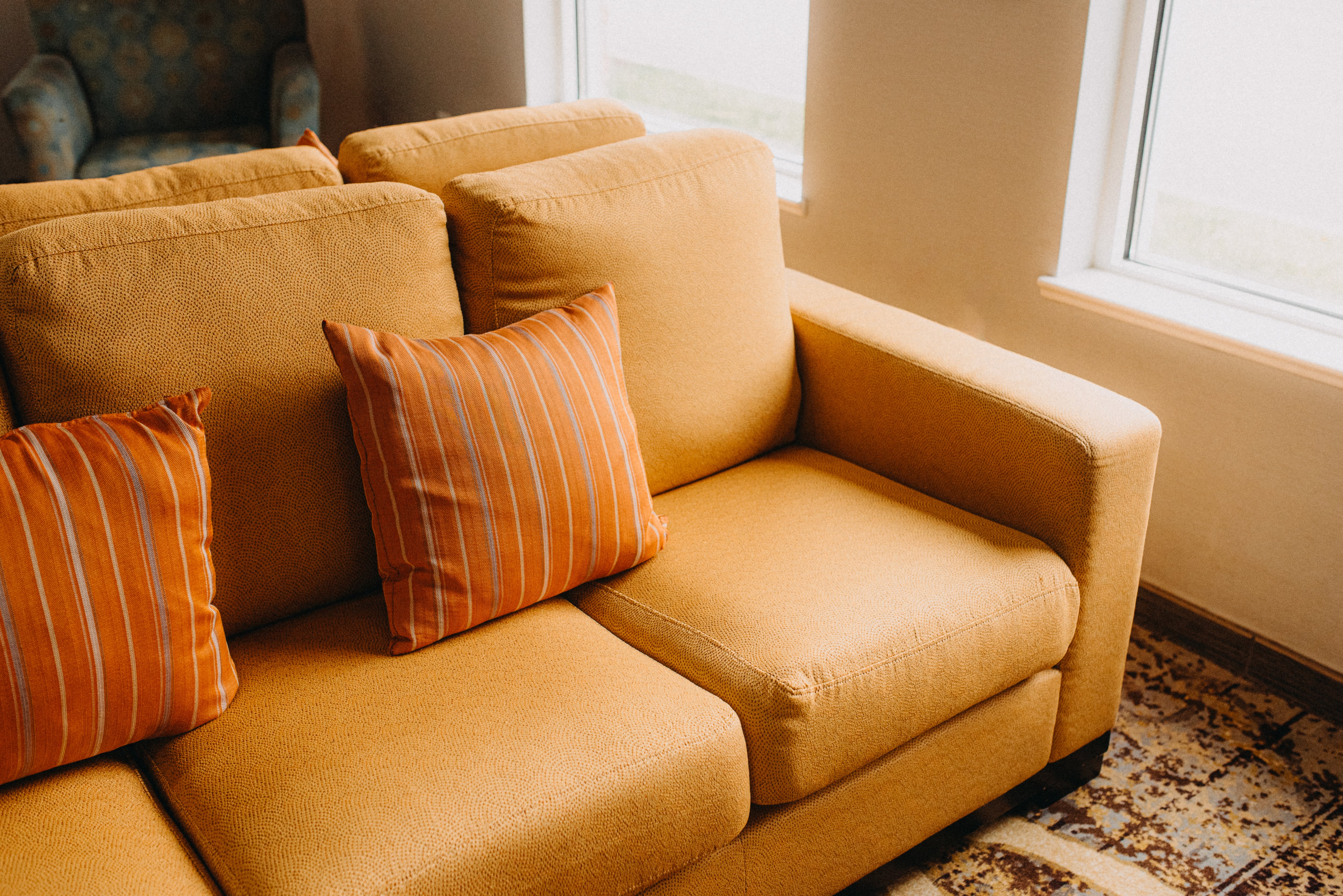 Sofa naranja con cojines (Getty Images)