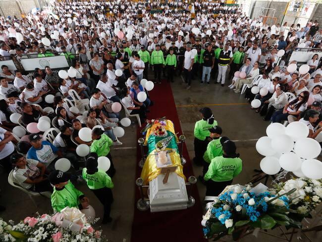 -FOTODELDÍA- AME9017. CANDELARIA (COLOMBIA), 19/10/2024.- Familiares y amigos asisten al funeral de Sofía Delgado este sábado, en Candelaria (Colombia). Un juez colombiano dictó prisión preventiva para el hombre que confesó asesinar el pasado 29 de septiembre a Sofía Delgado Zúñiga, una niña de 12 años cuyo cuerpo fue hallado por las autoridades en un cañaduzal de la Candelaria, en el suroeste de Colombia, en el que la enterró el mismo día que la mató, informó la Fiscalía. EFE/ Ernesto Guzmán