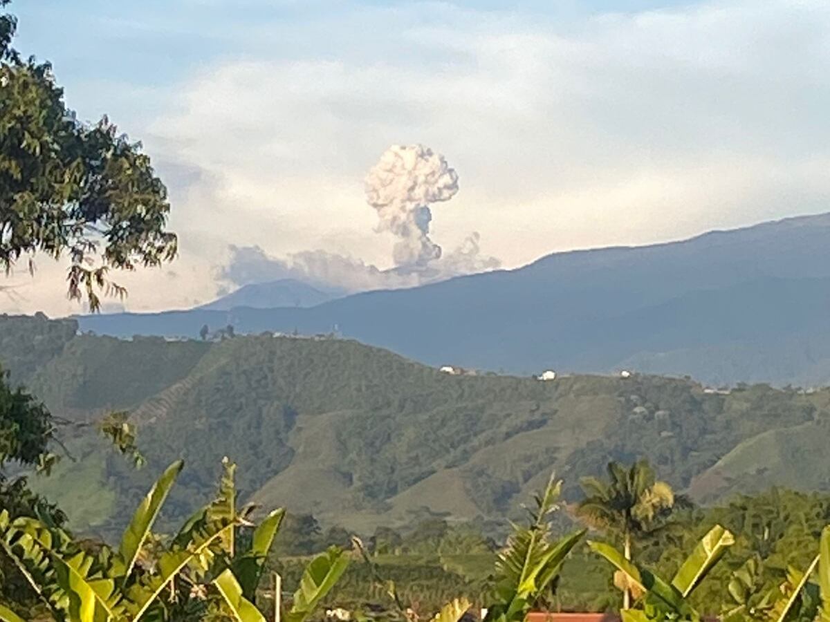 Fotografía de archivo emisión de ceniza del Volcán Nevado del Ruiz.