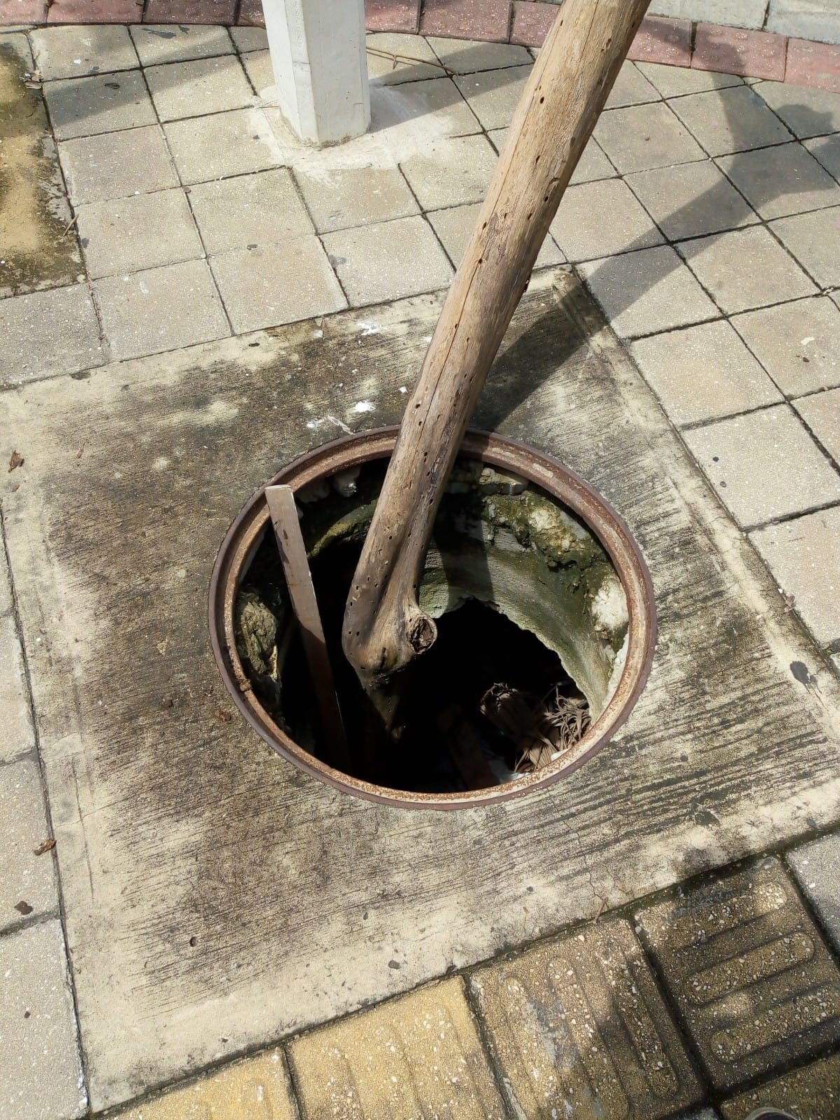 Alcantarilla con tapa hurtada en Barranquilla./Cortesía