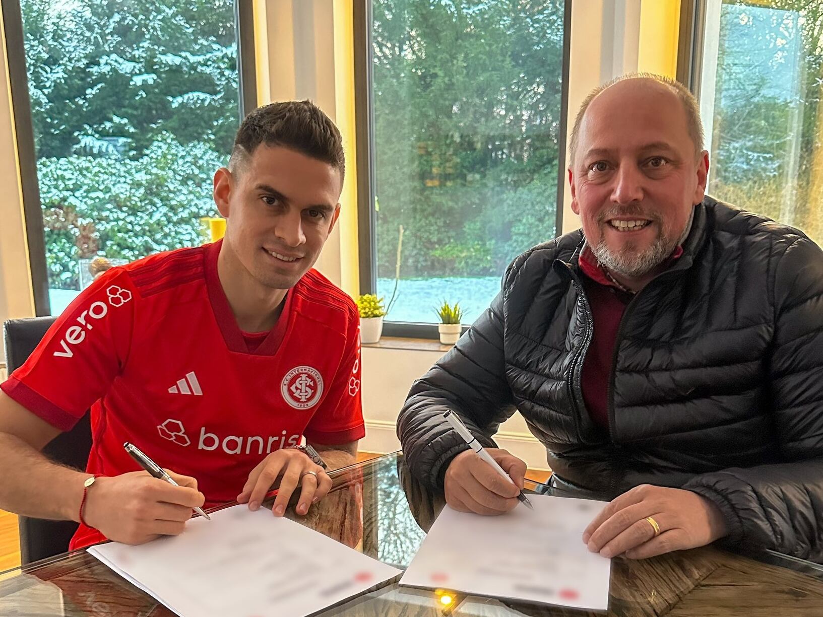 Rafael Santos Borré firmando su contrato con el Internacional de Porto Alegre / Twitter: @SCInternacional.