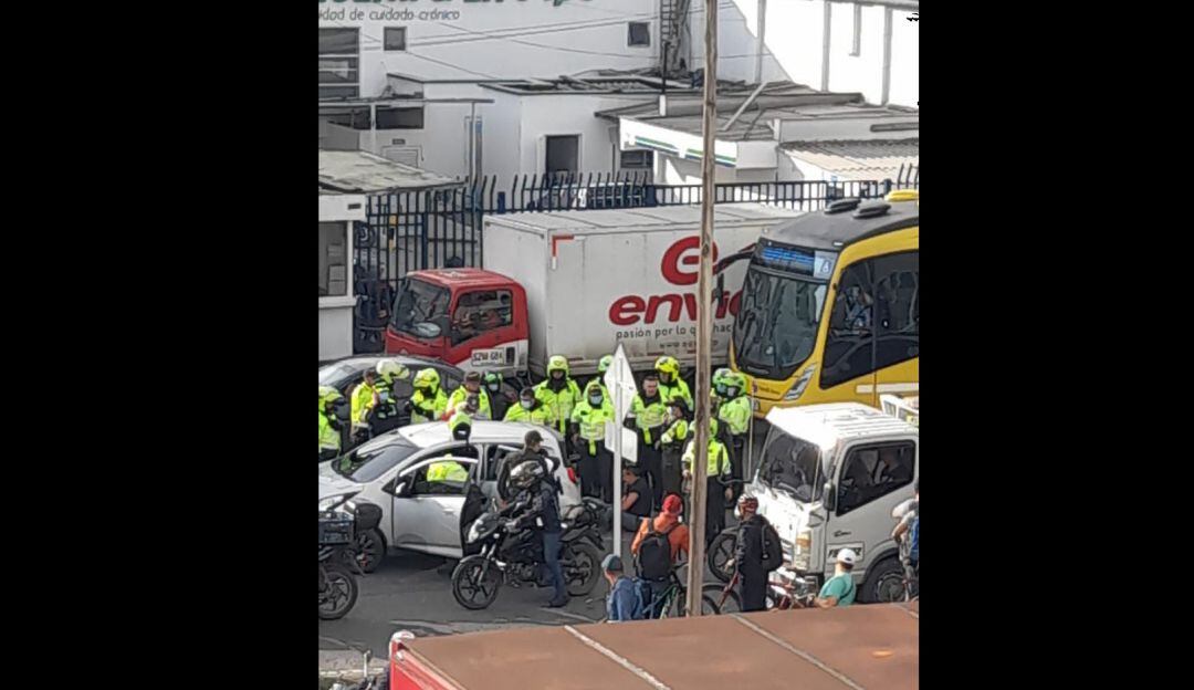 Delincuentes aprovecharon trancón para atracar vehículo en norte de Bogotá