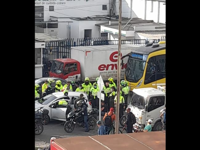 Delincuentes aprovecharon trancón para atracar vehículo en norte de Bogotá