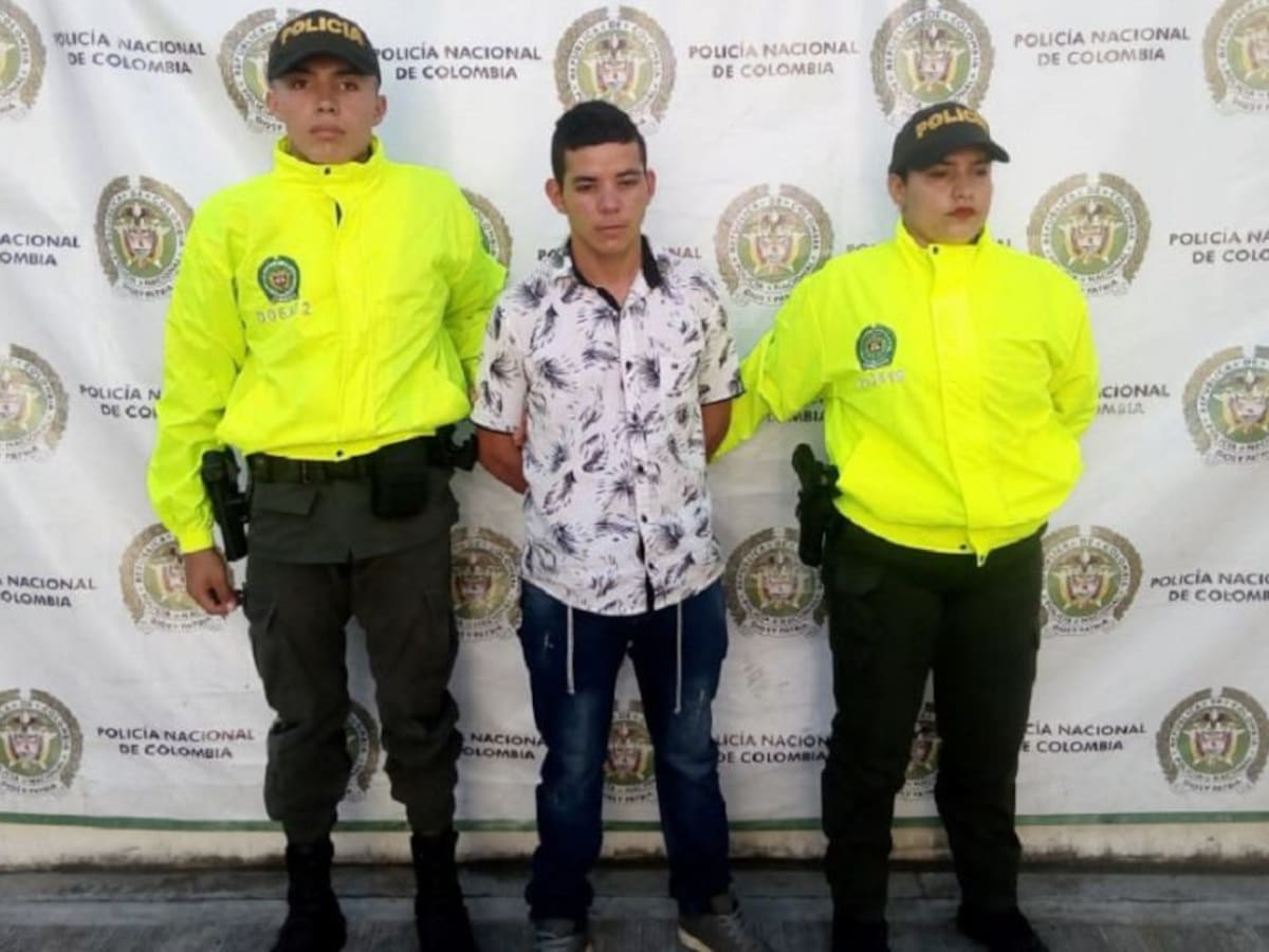 Por celos un joven casi mata a un auxiliar de la Policía